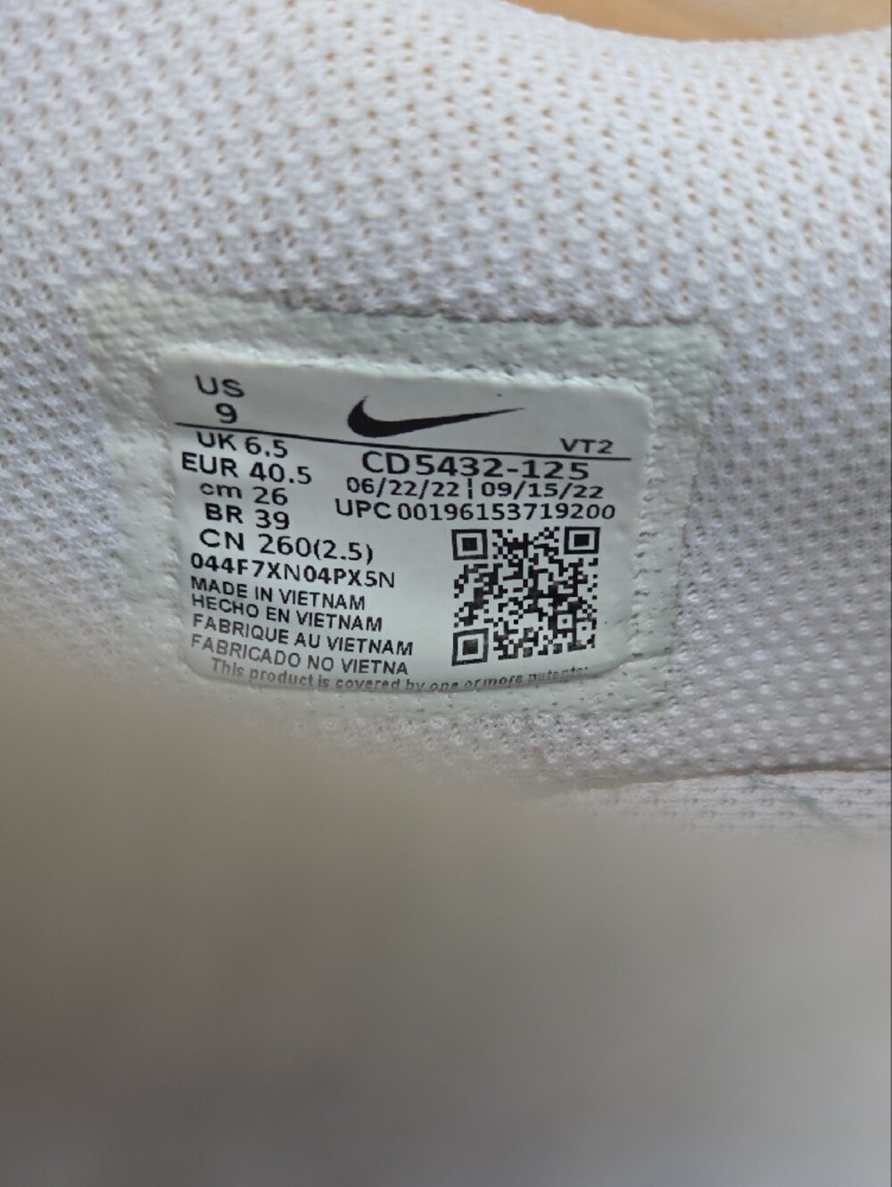 Nike White and Light Blue Air Max Sneakers with Black Swoosh - Picture 9 of 9